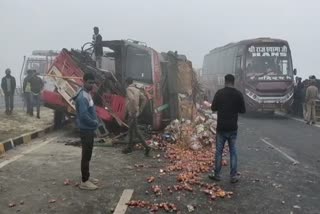 गोरखपुर में घने कोहरे से पलटी बस से उतरे यात्री दिखे परेशान