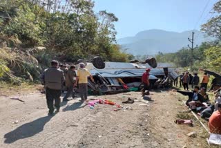 Several students feared dead in road accident in Manipur  accident  national news  five students killed in bus accident  road accident in Manipur  20 students injured in bus accident manipur  school bus accident  malayalam news  school bus accident  മണിപ്പൂരിൽ സ്‌കൂൾ ബസ് അപകടത്തിൽപ്പെട്ടു  സ്‌കൂൾ ബസ് മറിഞ്ഞ് അഞ്ച് വിദ്യാർഥികൾ മരിച്ചു  5 വിദ്യാർഥികൾ മരിച്ചു  പഠനയാത്ര യാത്രയ്‌ക്ക് പോയ ബസ് അപകടത്തിൽപ്പെട്ടു  ഇംഫാലിൽ റോഡപകടം  റോഡപകടം  മലയാളം വാർത്തകൾ  അപകടം  ദേശീയ വാർത്തകൾ