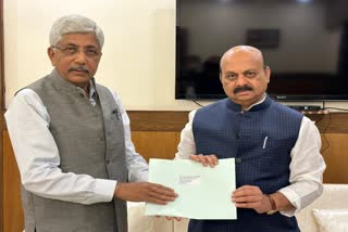 Backward Commission Chairman Jayaprakash Hegde submits Panchmasali Samaj report to CM