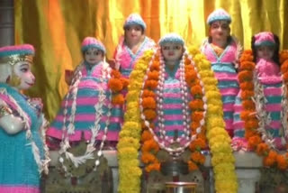 devotees cover idols in Kashi Dham with woolen clothes