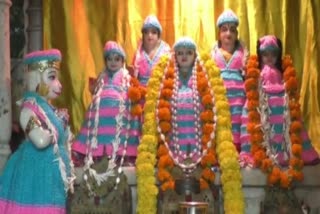 Devotees cover God idols in Kashi Dham with clothes