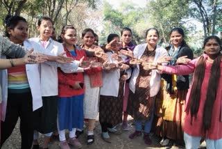 Demand fulfill promise by applying henna on hands