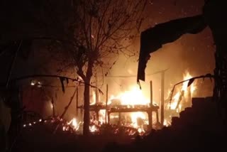 बिहार के वैशाली में आग लगने से धूं-धूंकर जलता घर