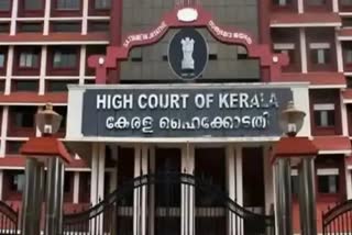 HC reprimands Thrissur corporation secretary  കൊടി തോരണങ്ങള്‍ ആര് വച്ചാലും തെറ്റാണ്  കോര്‍പറേഷന്‍ സെക്രട്ടറിക്ക് ഹൈക്കോടതിയുടെ ശാസന  ഹൈക്കോടതിയുടെ ശാസന  തൃശൂര്‍ കോര്‍പറേഷന്‍  ഹൈക്കോടതി  flex board in road side  kerala news updates  latest news in kerala