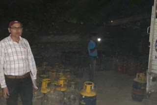 domestic and commercial gas cylinder illegal sale, 184 gas cylinders seized in Sirohi