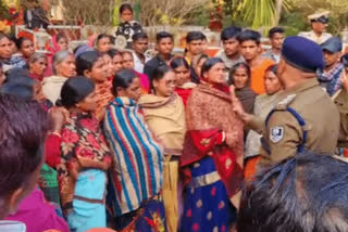 जमुई में शिकायत लेकर डीएम के पास पहुंची महिलाएं