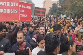 Etv BharatKashmiri pandit employees protest