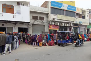 Long queues in front of ration depots to buy wheat