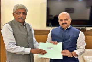 Jayaprakash Hegde submits Panchamasali 2A  report to  to CM