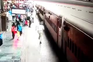 Passenger fell between the train platform