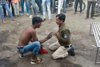 MP Police embarrassed Drunk constable took off his uniform in the middle of the road suspended