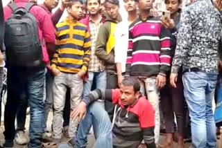 भागलपुर में पुलिस गाड़ी ने युवक को मारी टक्कर