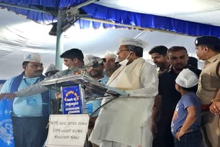 Siddaramaiah participated in the government employees protest.