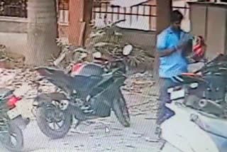 CCTV: பைக் ஹெல்மெட்டை லாவகமாகத் திருடும் ஆசாமியின் சிசிடிவி காட்சிகள்