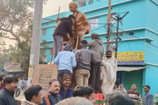 जमुई में महात्मा गांधी की प्रतिमा की मरम्मत करते शहर के लोग.