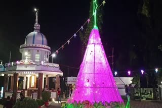 plastic Tree  Christmas tree with plastic bottles  plastic bottle christmas tree kollam  kerala news  malayalam news  kolam news  Christmas  Christmas tree  Christmas celebration  waste bottle christmas tree  22 feet tall Christmas tree  Christmas tree made of 12000 plastic bottles  ഹാപ്പി ക്രിസ്‌മസ്  ക്രിസ്‌മസ്  നോ പ്ലാസ്‌റ്റിക്  22 അടി ഉയരത്തിൽ ക്രിസ്‌മസ് ട്രീ  പ്ലാസ്റ്റിക് കുപ്പികൾ കൊണ്ട് ക്രിസ്‌മസ് ട്രീ  ക്രിസ്‌മസ് ട്രീ  ക്രിസ്‌മസ് പപ്പ  കേരള വാർത്തകൾ  മലയാളം വാർത്തകൾ  കൊല്ലം വാർത്തകൾ