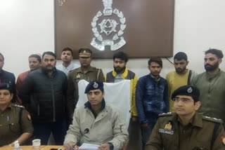 आरोपियों से पुलिस ने लूट के रुपये बरामद किए.