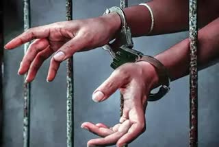 Dance teacher arrested in New Delhi  Dance teacher arrested  threatens and demands money  dance teacher threatens and demands money  നൃത്താധ്യാപകന്‍ അറസ്റ്റില്‍  കുട്ടികളെ കൊല്ലുമെന്ന് ഭീഷണിപ്പെടുത്തി  നൃത്താധ്യാപകനായ വിഷ്‌ണു മിശ്ര  വിഷ്‌ണു മിശ്ര  ഡല്‍ഹി പൊലീസ്  പണം ആവശ്യപ്പെട്ടു കൊണ്ട് വാട്‌സ്‌ആപ്പ് സന്ദേശം  ഗുരുഗ്രാം  ഗാസിയാബാദ്  നോയിഡ  ന്യൂഡല്‍ഹിയിലെ ആനന്ദ് വിഹാര്‍ ഏരിയ