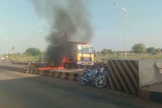 vijayapura-tire-blast-while-moving-fast-lorry-caught-fire
