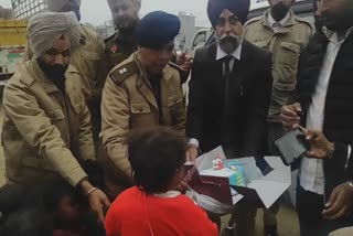 Sanjh Police got in touch with the needy children living in the slums cut a cake and distributed warm clothes with them on the occasion of Christmas