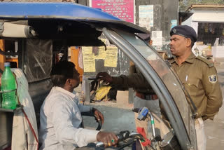 सीतामढ़ी में शराब को लेकर वाहन पर बैठे सवारी और ड्राइवर की परिवहन विभाग कर रहा जांच