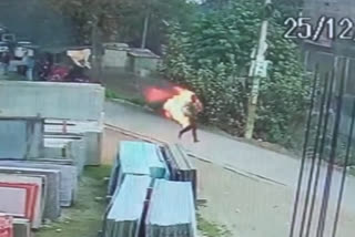 Man sets himself ablaze as wife, children leave him