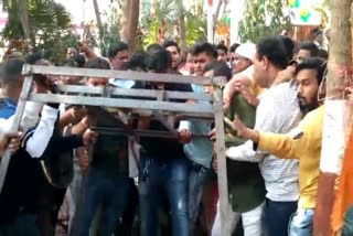 Congress BJP workers fight on statue of Atal ji