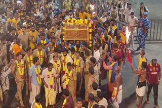 മകരവിളക്ക്  sabarimala Thangayangi procession  തങ്കയങ്കി ഘോഷയാത്ര  തങ്കയങ്കി ഘോഷയാത്രയെ സന്നിധാനത്ത് സ്വീകരിച്ചു  സന്നിധാന വാർത്തകൾ  കേരള വാർത്തകൾ  മലയാളം വാർത്തകൾ  ശബരിമല  ശബരിമല വാർത്തകൾ  ശബരിമല തങ്കയങ്കി ഘോഷയാത്ര  ദേവസ്വം ബോർഡ്  അയ്യപ്പ സന്നിധി  തങ്കയങ്കി ചാർത്തിയുള്ള മണ്ഡലപൂജ  Thangayangi procession  kerala news  malayalam news  makaravilakku  devaswam board  mandala pooja