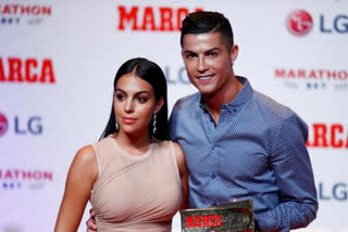 cristiano ronaldo partner surprise christmas gift  cristiano ronaldo  cristiano ronaldo christmas gift  Georgina Rodriguez gift for Ronaldo  Georgina Rodriguez  Georgina Rodriguez Instagram  ജോര്‍ജിന റോഡ്രിഗസ്  ക്രിസ്റ്റ്യാനോ റൊണാള്‍ഡോ  റോള്‍സ് റോയ്‌സ്  റൊണാള്‍ഡോ  ജോര്‍ജിന  ക്രിസ്റ്റ്യാനോ റൊണാള്‍ഡോ ക്രിസ്‌തുമസ് സമ്മാനം  ജോര്‍ജിന റൊണാള്‍ഡോ ക്രിസ്‌തുമസ് സമ്മാനം