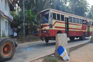 ksrtc and lorry accident in kozhikode vadakara  ksrtc and lorry collided  ksrtc bus accident  bus accident in kozhikode  lorry accident  കെഎസ്ആർടിസി ബസും ലോറിയും കൂട്ടിയിടിച്ചു  ksrtc and lorry accident  kozhikode vadakara accident  kozhikode news  vadakara accident  കെഎസ്ആർടിസി ബസ് അപകടം  ലോറി അപകടം  വടകര വാഹനാപകടം  ദേശീയപാതയിൽ വാഹനാപകടം  ബസ് അപകടം വടകര  ലോറി അപകടം വടകര  ബസും ലോറിയും കൂട്ടിയിടിച്ചു  വടകര കെഎസ്ആർടിസി അപകടം  കോഴിക്കോട് വാർത്തകൾ  വടകര പാലോളിപാലം  വടകര  കെഎസ്ആർടിസി ബസ് ലോറിയുമായി കൂട്ടിയിടിച്ചു