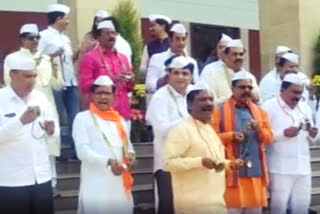 MVA members stage unique protest against Maharashtra govt