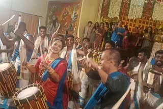 Kerala Bride Plays Drum At Wedding  നവവധുവിന്‍റെ ചെണ്ടമേളം  KERALA NEWS  malayalam news  വിവാഹ വേദിയിൽ ചെണ്ടകൊട്ടി നവവധു  bride playing chenda at marriage  marriage ceremony guruvayoor  bride and groom playing chenda at wedding  viral video of wedding  ചെണ്ടകൊട്ടി വധുവും പിതാവും  കേരള വാർത്തകൾ  മലയാളം വാർത്തകൾ  വിവാഹ ചടങ്ങിനിടെ ചെണ്ടകൊട്ടി  ചെണ്ട കൊട്ടുന്ന വധുവിന്‍റെ വീഡിയോ