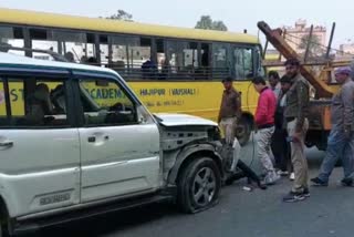 हाजीपुर में सड़क दुर्घटना में क्षतिग्रस्त कार.