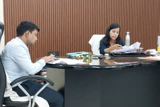 धान खरीदारी को लेकर अधिकारी के साथ बैठक करती नवादा डीएम उदिता सिंह.