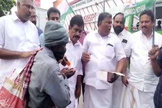 ഉമ്മൻ ചാണ്ടിക്ക് ക്ലീൻ ചിറ്റ്  clean chit to Oommen Chandy  Youth Congress workers distributed sweets  കെപിസിസി  മധുരം വിതരണം ചെയ്‌ത് യൂത്ത് കോൺഗ്രസ് പ്രവർത്തകർ  Oommen Chandy exoneration in Solar case