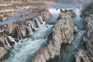 Tourists come Bhedaghat of Jabalpur to celebrate New Year