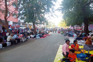 இடைநிலை ஆசிரியர்கள் இரண்டாவது நாளாக உண்ணாவிரத போராட்டம்; 7 பேர் மயக்கம்