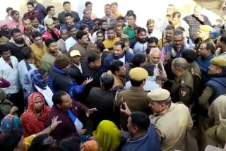 Assault with Bharatpur Nagar Nigam AEN, Nigam workers protest at police station, scuffle on the spot