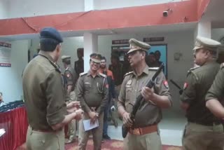 UP policeman fails to load rifle  തിരകള്‍ നിറയ്‌ക്കുന്നത് പോലും അറിയാതെ  തോക്കില്‍ എങ്ങനെ തിരകള്‍ നിറയ്‌ക്കണം  up police woeful situation  up police viral videos  യുപി പൊലീസ് വൈറല്‍ വീഡിയോ