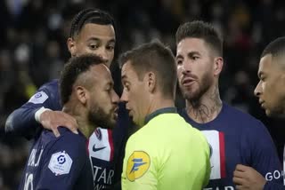 Neymar sent off for PSG after dive in 1st game since WCup
