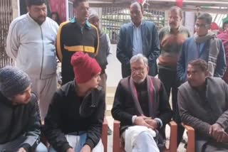 हाजीपुर हत्याकांड में परिजनों से मुलाकात करते सुशील मोदी