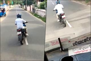 trivandrum  Bike stunt in front of ksrtc bus  Bike stunt in front of ksrtc bus at trivandrum  trivandrum  കെഎസ്ആർടിസി  കെഎസ്ആർടിസി ബസിന് മുന്നിൽ യുവാവിൻ്റെ അഭ്യാസം  ബൈക്കിൽ യുവാവിൻ്റെ അഭ്യാസം  തിരുവനന്തപുരം  trivandrunm local news  അഭ്യാസപ്രകടനം  വെട്ടുകാട്  ശംഖുമുഖം