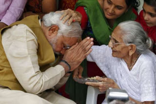 PM Modi with Heeraba, PM Modi Mother dies, Heeraba death news