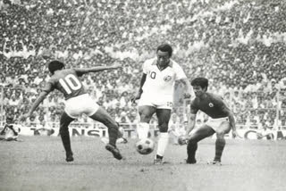 Pele playing against Mohun Bagan on a slushy and jam-packed Eden Gardens on September 24, 1977