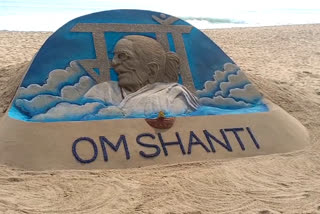 Sudarsan Pattnaik pays homage to PM Modi's mother on Puri beach