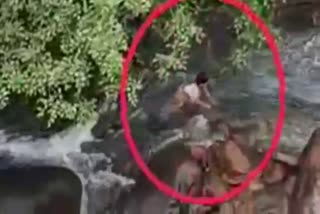 kuttalam apakadam  A four year old girl was rescued  kerala news  malayalam news  man rescued girl from river  kuttalam river accident  നാല് വയസുകാരി പുഴയിലൂടെ ഒഴുകി  നാല് വയസുകാരി ഒഴുക്കിൽപ്പെട്ടു  കുറ്റാലത്ത് കുളിക്കുന്നതിനിടെ ഒഴുക്കിൽപ്പെട്ടു  കേരള വാർത്തകൾ  മലയാളം വാർത്തകൾ  ഒഴുക്കിൽപ്പെട്ട നാല് വയസുകാരിയെ രക്ഷപ്പെടുത്തി  വെള്ളത്തിലൂടെ ഒഴുകിനീങ്ങി നാല് വയസുകാരി