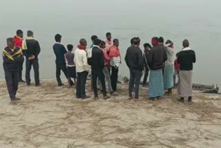 men missing as boat carrying 14 people capsizes in Bihar