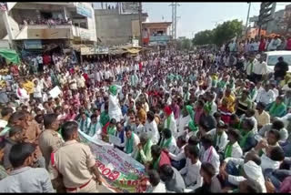 పత్తికి రూ.15 వేల గిట్టుబాటు ధర కల్పించాలంటూ రైతుల రాస్తారోకో