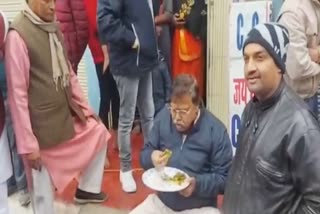 Gwalior Energy Minister ate food by asking people
