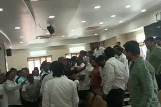 fight-between-congress-workers-on-rajajinagar-ticket-issue